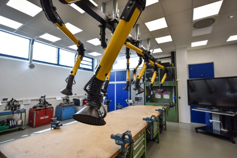 Absauganlage mit Absaugarmen in einer Werkstatt – ISB GmbH
