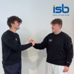 Die neuen Auszubildenden Alexander und Leon bei der ISB GmbH in Burghausen