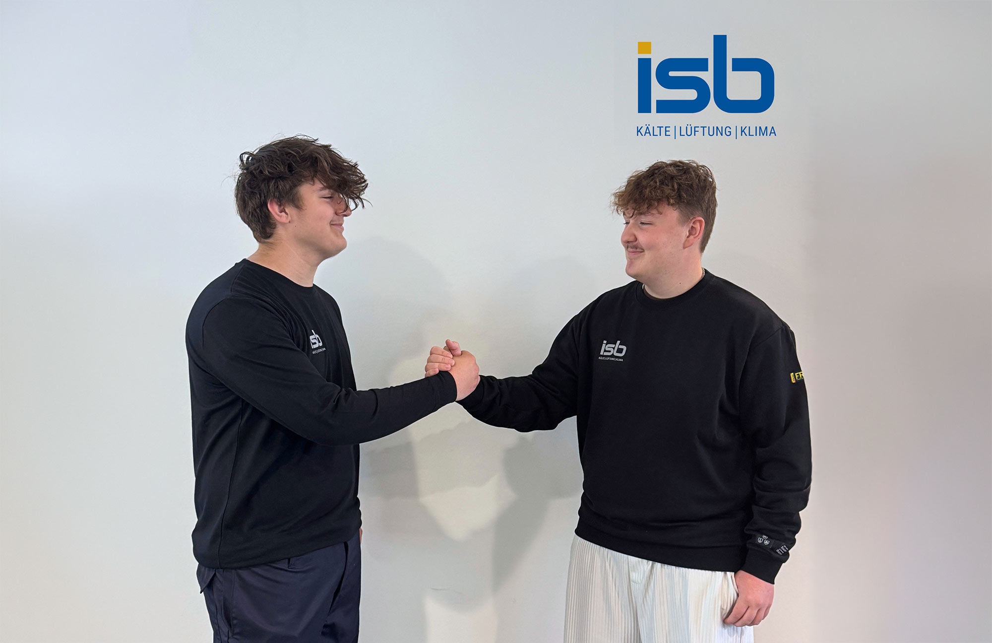 Die neuen Auszubildenden Alexander und Leon bei der ISB GmbH in Burghausen